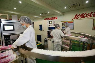 金正恩視察衛生用品工廠 強調質量與設計同步提升，滿足國際標準