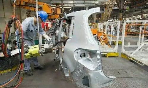 走進(jìn)上汽大眾 探訪汽車工廠，感受精益造車的智慧與魅力